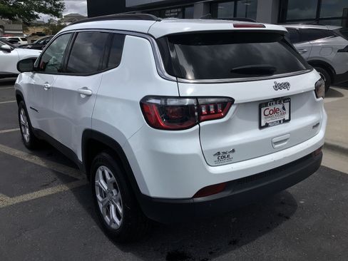 Used 2024 Jeep Compass Latitude AWD/4WD image 4