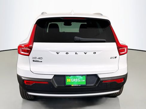 Used 2023 Volvo XC40 B5 Plus image 8