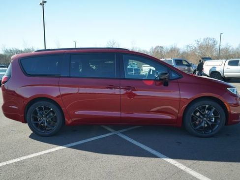 New 2026 Chrysler Pacifica Limited w/ Uconnect Theater Family Group image 9