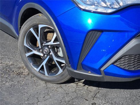 Used 2021 Toyota C-HR XLE image 3