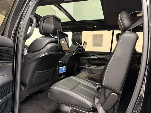 Used 2022 Jeep Grand Wagoneer Series II image 18