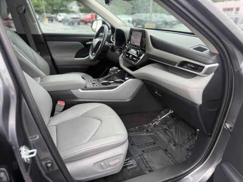 Used 2023 Toyota Highlander XLE AWD/4WD image 23