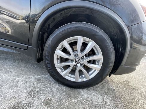 Used 2018 Nissan Rogue SV w/ Premium Package image 10