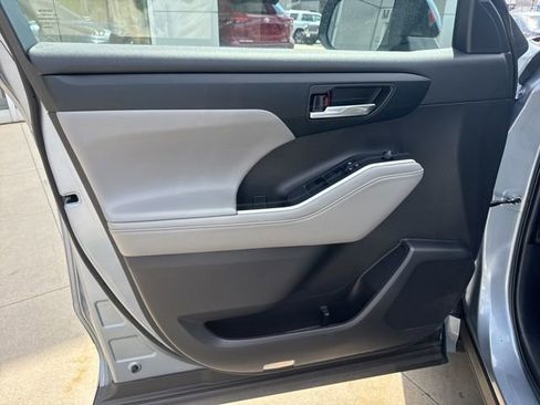 Used 2022 Toyota Highlander XLE AWD/4WD image 25
