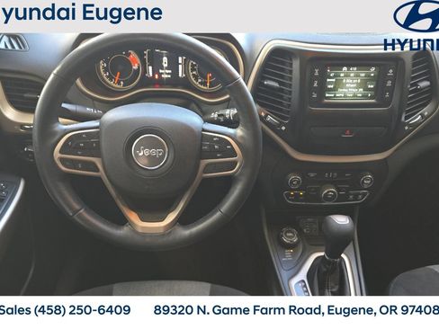 Used 2018 Jeep Cherokee Latitude w/ Cold Weather Group AWD/4WD image 22