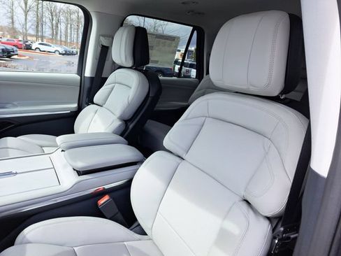New 2026 Lincoln Navigator L Premier AWD/4WD image 32