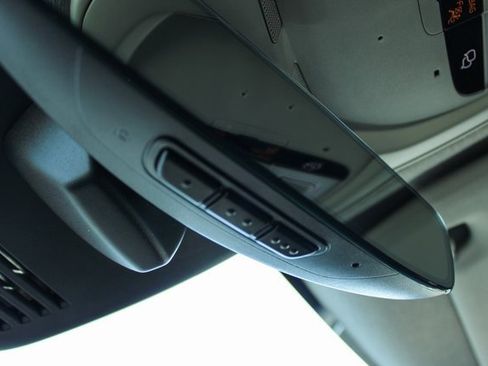 Used 2025 Volvo XC40 B5 Plus image 30