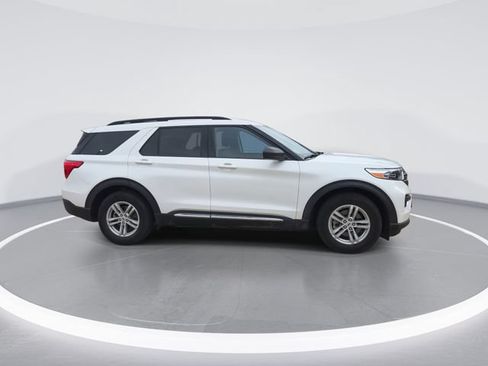 Used 2024 Ford Explorer XLT RWD image 9