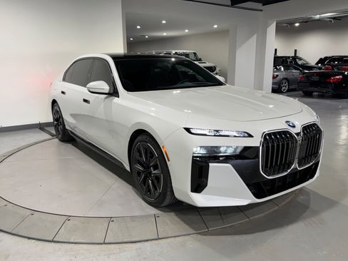 Used 2023 BMW i7 xDrive60 w/ Executive Package 2 AWD/4WD image 9