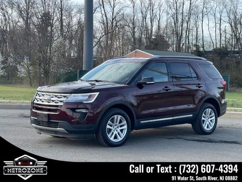 Used 2018 Ford Explorer XLT w/ Equipment Group 202A image 5