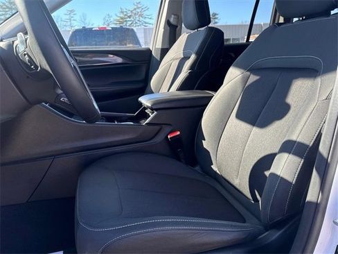 Used 2023 Jeep Grand Cherokee Laredo image 10