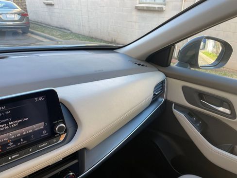 Used 2025 Nissan Rogue SV image 37