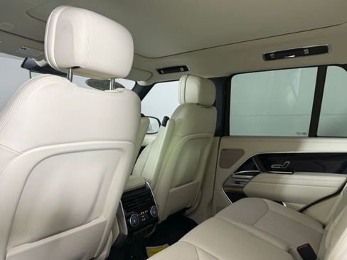 Used 2025 Land Rover Range Rover SE image 24