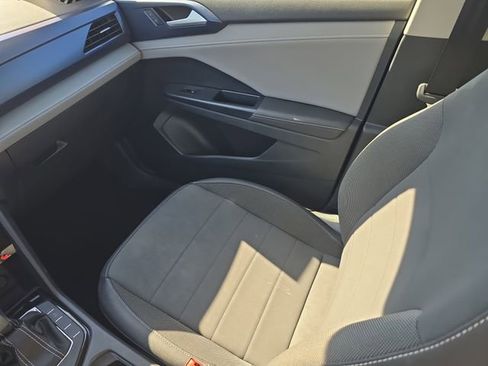 Used 2024 Volkswagen Taos SE image 17