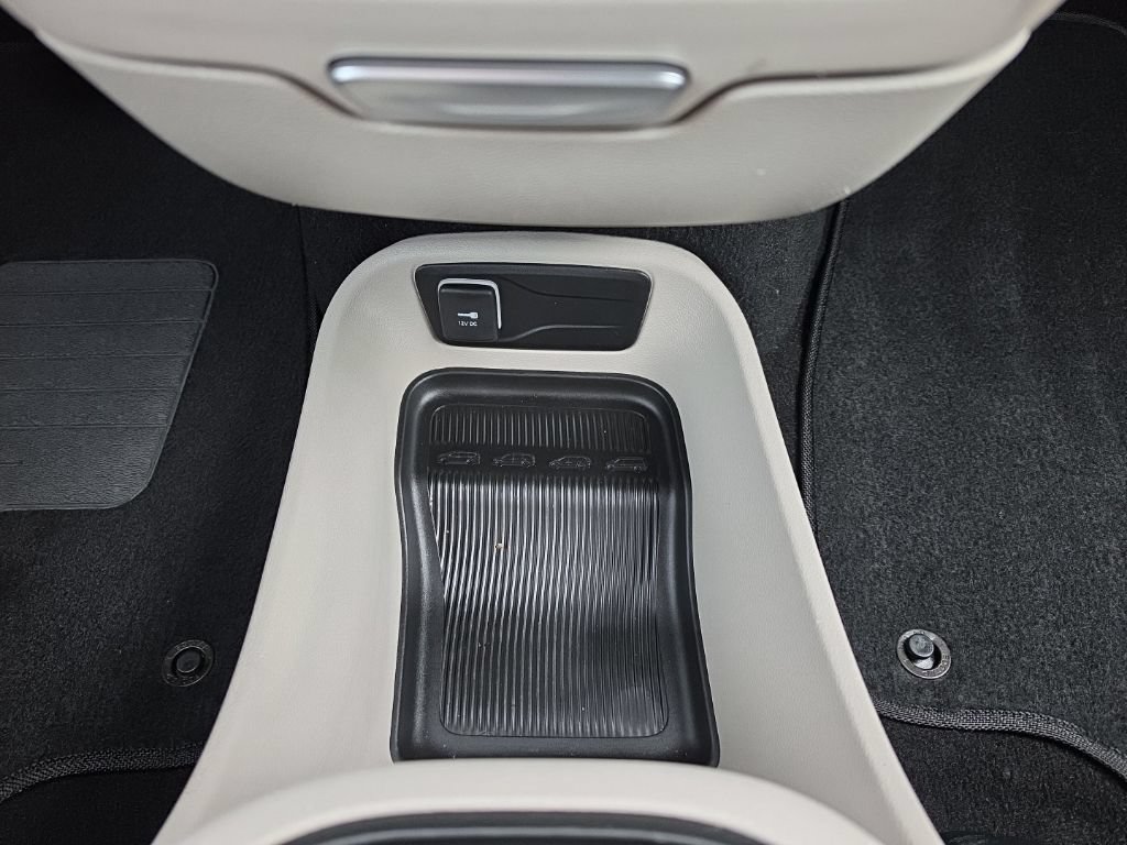 Used 2024 Chrysler Pacifica Touring-L FWD image 18