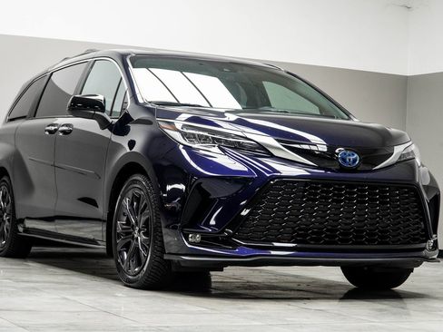 Used 2022 Toyota Sienna XSE image 4