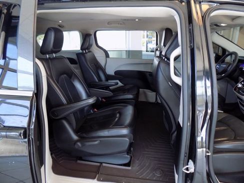 Used 2022 Chrysler Pacifica Touring-L image 26