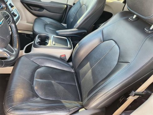 Used 2021 Chrysler Pacifica Touring-L image 9