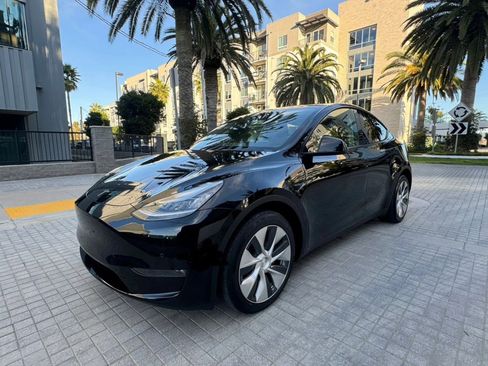 Used 2025 Tesla Model Y Long Range RWD image 3