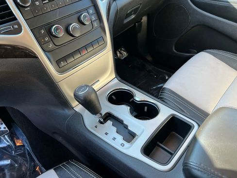 Used 2012 Jeep Grand Cherokee Laredo w/ Laredo E Group image 18