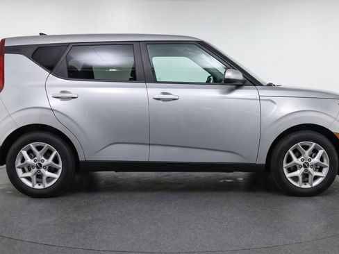 Used 2025 Kia Soul LX w/ LX Technology Package FWD image 11