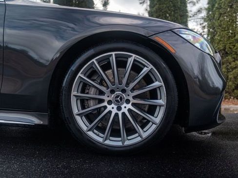 Used 2022 Mercedes-Benz S 500 4MATIC w/ AMG Line Package image 17