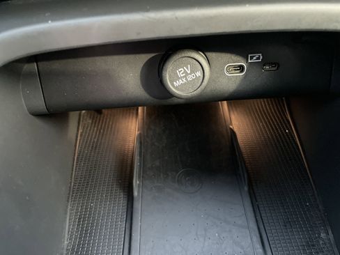 Used 2025 Volvo XC40 B5 Plus image 49