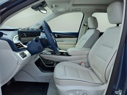 Used 2025 Buick Enclave Avenir w/ LPO, Floor Liner Package AWD/4WD image 4