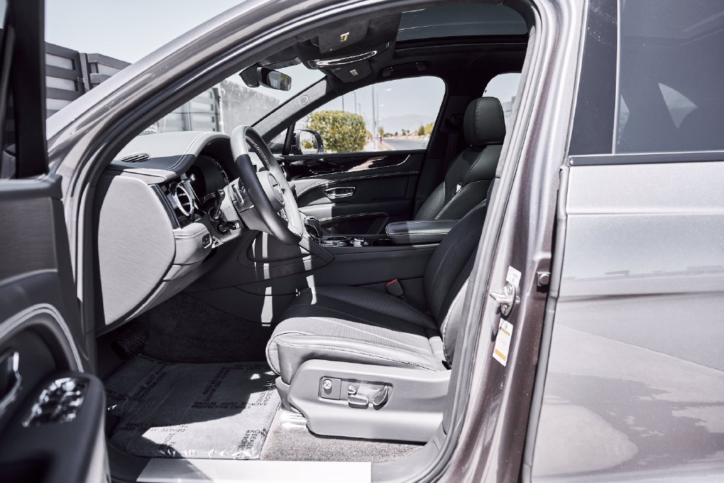 Used 2024 Bentley Bentayga AWD/4WD image 29