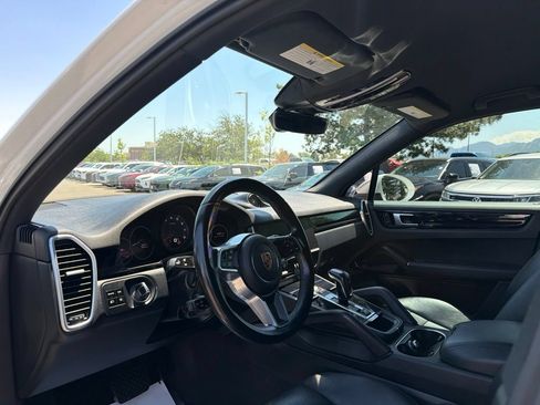 Used 2020 Porsche Cayenne AWD/4WD image 24