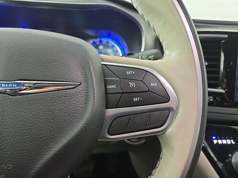 Used 2019 Chrysler Pacifica Limited image 18