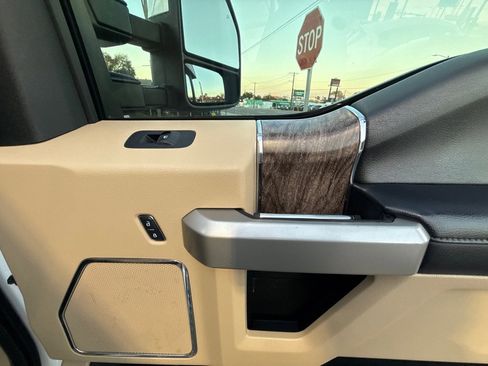 Used 2018 Ford F250 Lariat w/ Chrome Package image 39