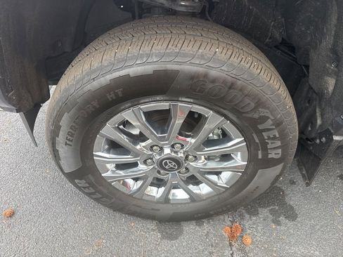 Used 2025 Toyota Tacoma Limited image 7