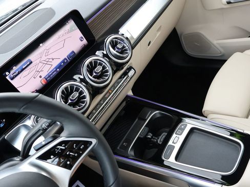 Used 2025 Mercedes-Benz GLB 250 4MATIC image 21
