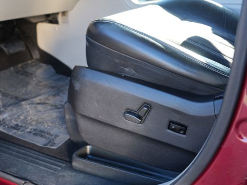 Used 2016 Chrysler Town & Country Limited image 17