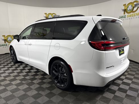 New 2026 Chrysler Pacifica Select image 6