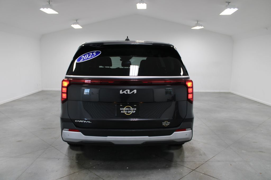 Used 2025 Kia Carnival FWD image 8