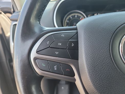 Used 2021 Jeep Cherokee Latitude Plus w/ Mopar Interior Package FWD image 27
