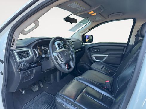 Used 2017 Nissan Titan SV image 9