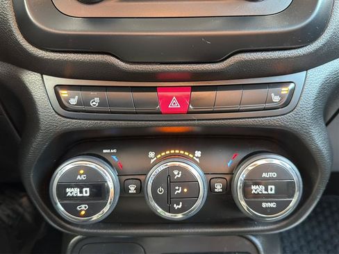 Used 2016 Jeep Renegade Latitude w/ Popular Equipment Group AWD/4WD image 22