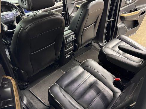 Used 2019 GMC Acadia Denali image 18