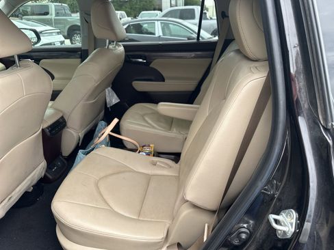 Used 2020 Toyota Highlander Platinum AWD/4WD image 16