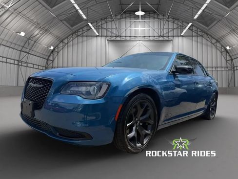 Used 2021 Chrysler 300 Touring w/ Sport Appearance Package RWD image 5