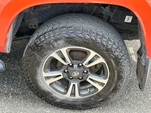 Used 2018 Toyota Tacoma TRD Sport w/ Technology Package AWD/4WD image 6