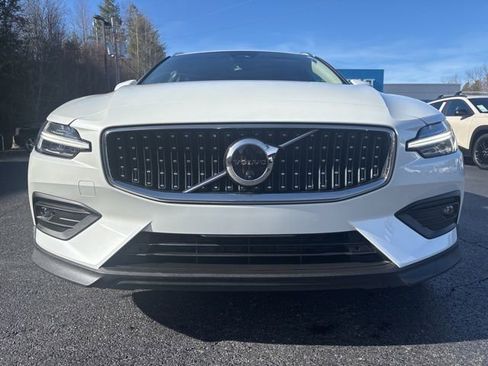 Used 2025 Volvo V60 B5 Cross Country Plus image 9