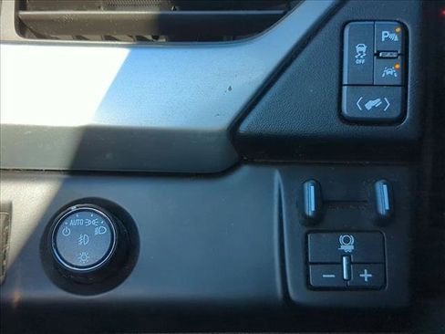 Used 2017 Chevrolet Suburban LT w/ LT Signature Package image 10