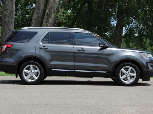 Used 2017 Ford Explorer XLT w/ Equipment Group 201A FWD image 8