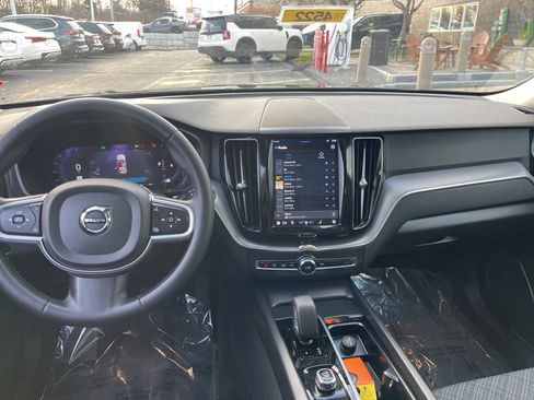 Used 2023 Volvo XC60 B5 Core image 12