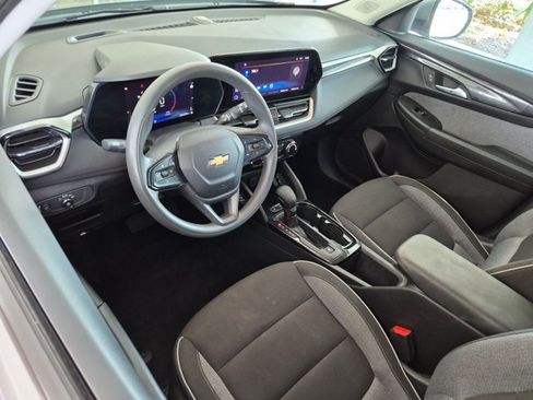 Used 2025 Chevrolet TrailBlazer LT FWD image 9