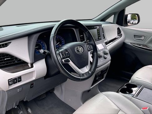 Used 2020 Toyota Sienna XLE Premium FWD image 16